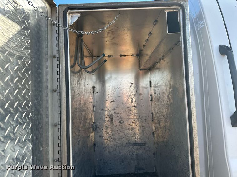 image for item LO9458 2004 Chevrolet  C4500 flatbed truck