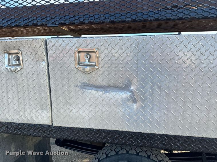 image for item LO9458 2004 Chevrolet  C4500 flatbed truck