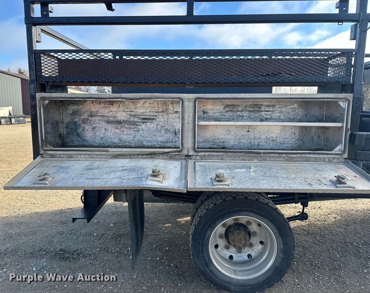 image for item LO9458 2004 Chevrolet  C4500 flatbed truck