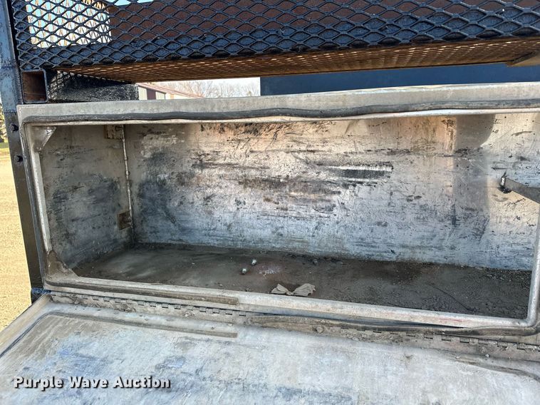 image for item LO9458 2004 Chevrolet  C4500 flatbed truck