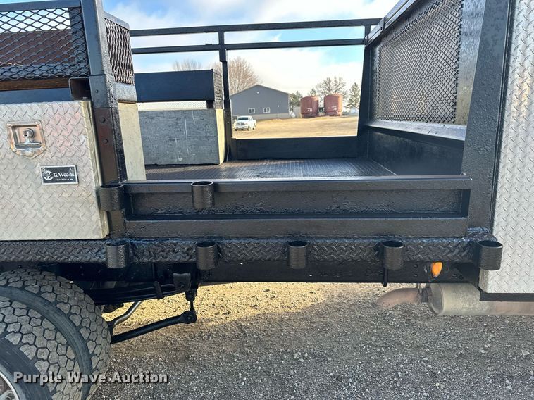 image for item LO9458 2004 Chevrolet  C4500 flatbed truck