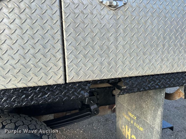 image for item LO9458 2004 Chevrolet  C4500 flatbed truck