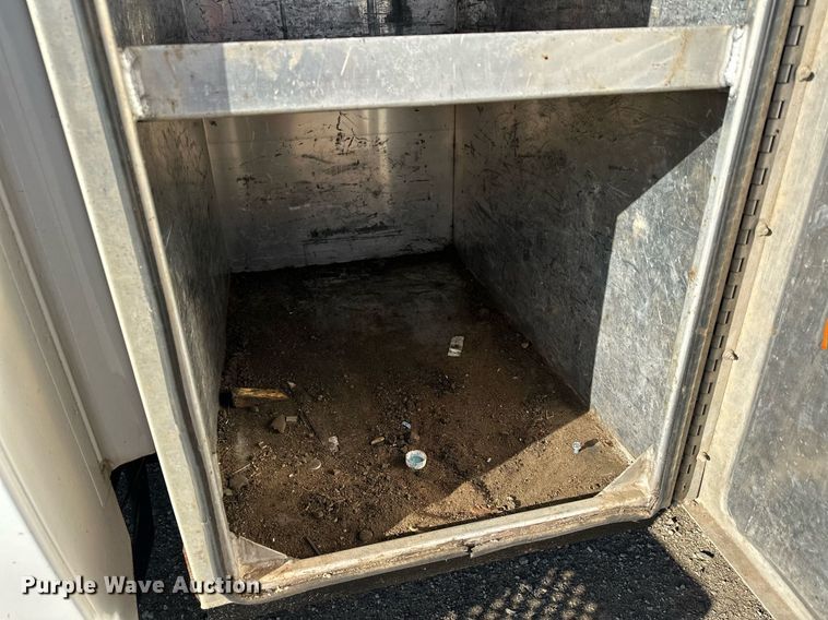 image for item LO9458 2004 Chevrolet  C4500 flatbed truck