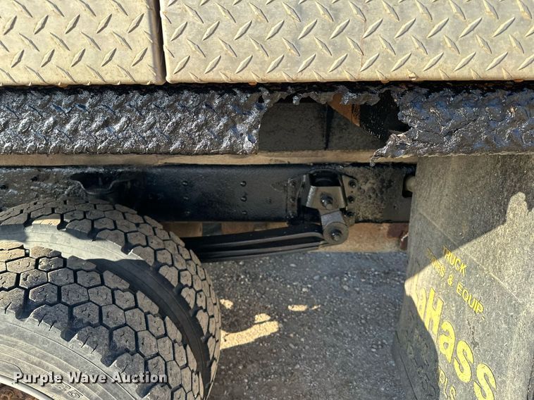 image for item LO9458 2004 Chevrolet  C4500 flatbed truck