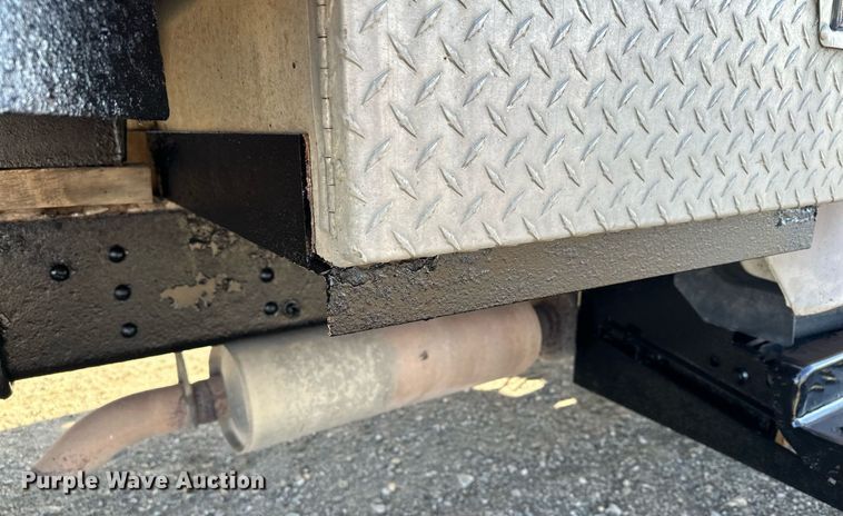 image for item LO9458 2004 Chevrolet  C4500 flatbed truck