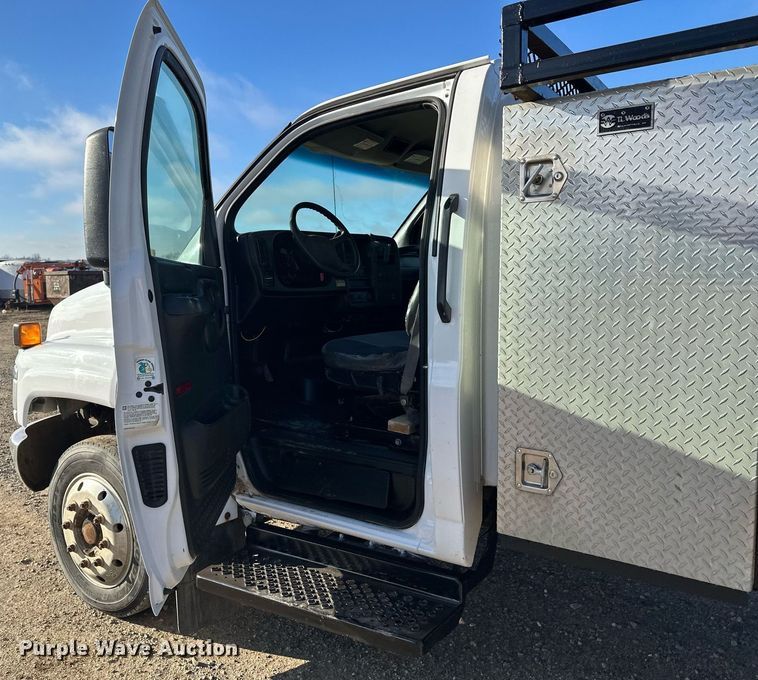 image for item LO9458 2004 Chevrolet  C4500 flatbed truck