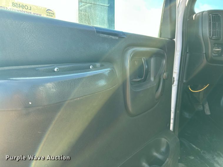 image for item LO9458 2004 Chevrolet  C4500 flatbed truck