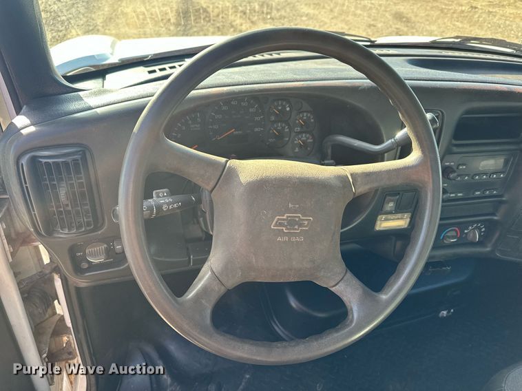 image for item LO9458 2004 Chevrolet  C4500 flatbed truck