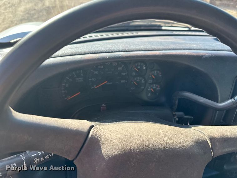 image for item LO9458 2004 Chevrolet  C4500 flatbed truck