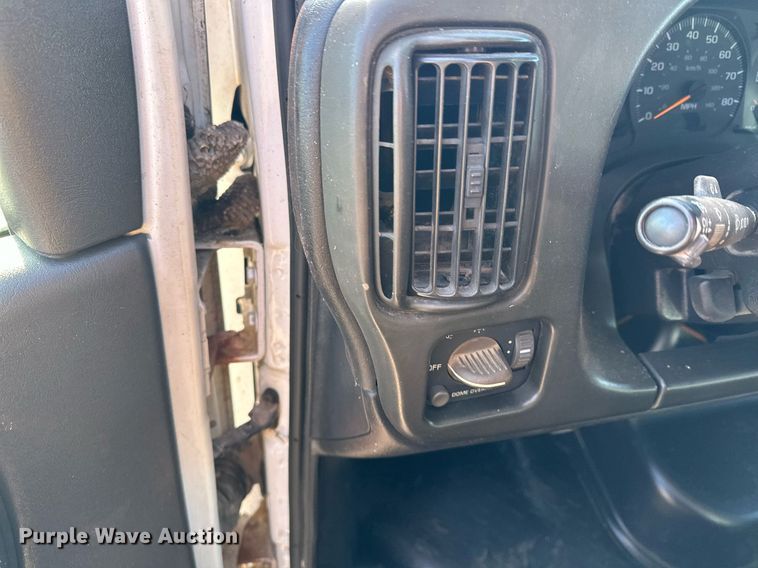 image for item LO9458 2004 Chevrolet  C4500 flatbed truck