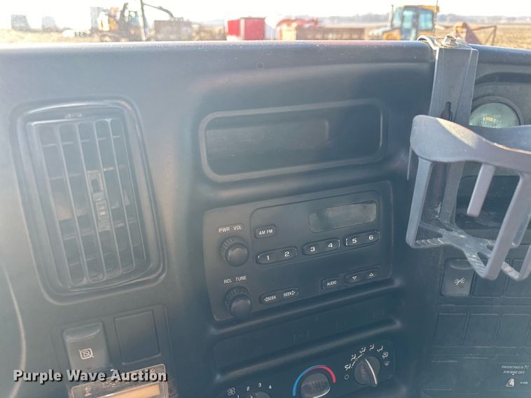 image for item LO9458 2004 Chevrolet  C4500 flatbed truck