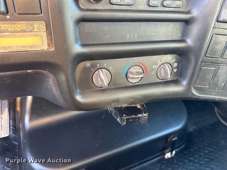 image for item LO9458 2004 Chevrolet  C4500 flatbed truck