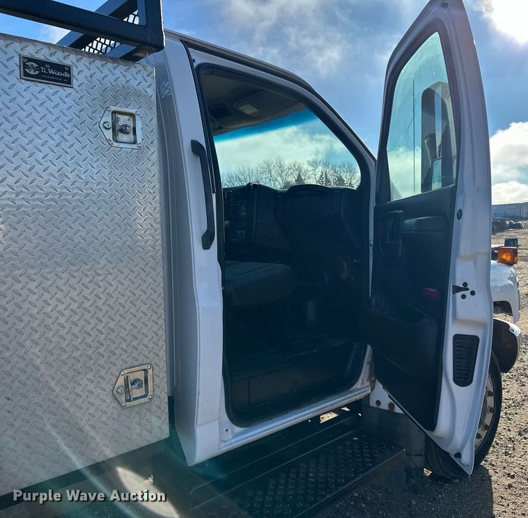 image for item LO9458 2004 Chevrolet  C4500 flatbed truck