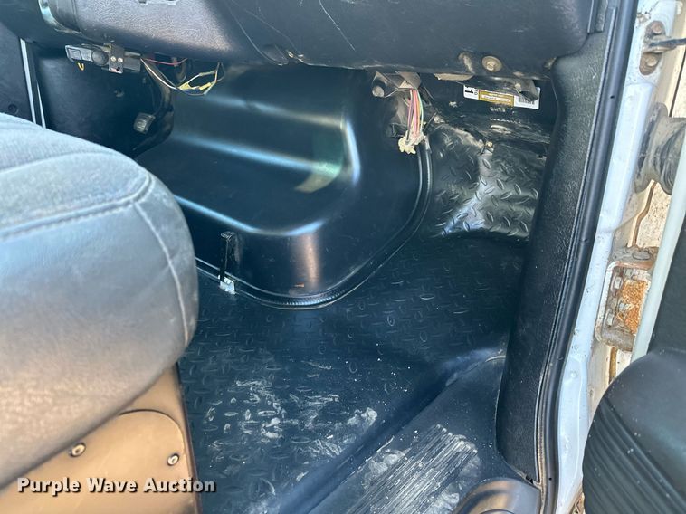 image for item LO9458 2004 Chevrolet  C4500 flatbed truck