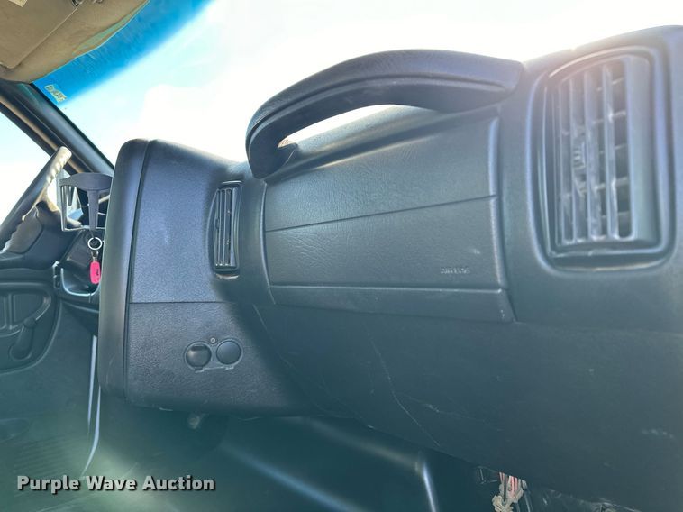 image for item LO9458 2004 Chevrolet  C4500 flatbed truck