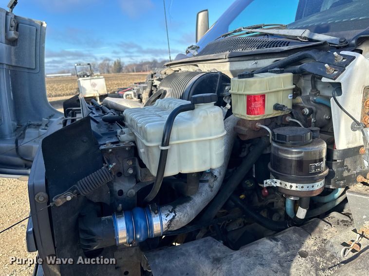 image for item LO9458 2004 Chevrolet  C4500 flatbed truck