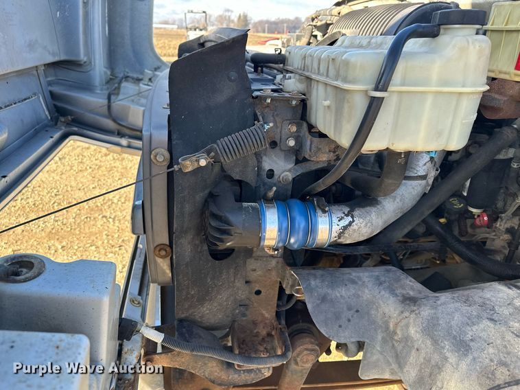 image for item LO9458 2004 Chevrolet  C4500 flatbed truck