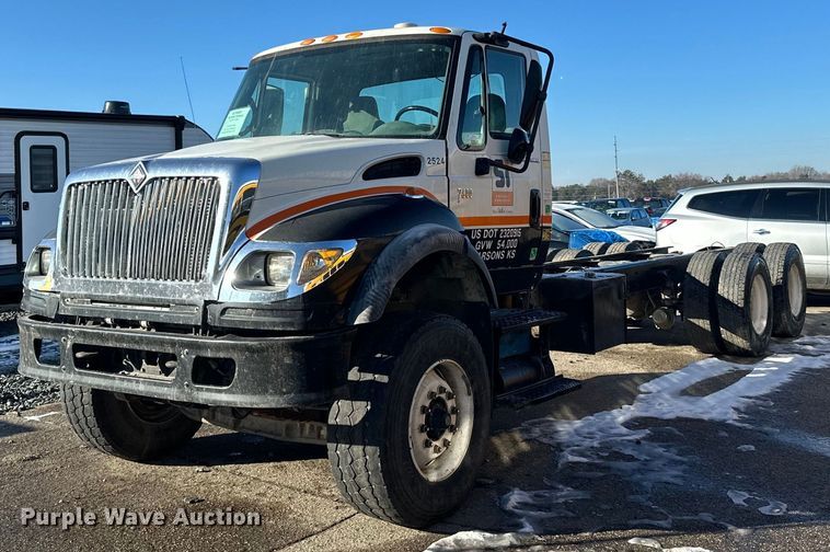 image for item LO9495 2004 International  7600 truck cab and chassis