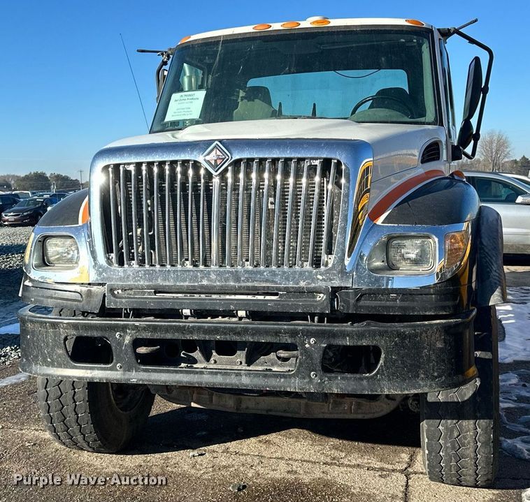 image for item LO9495 2004 International  7600 truck cab and chassis