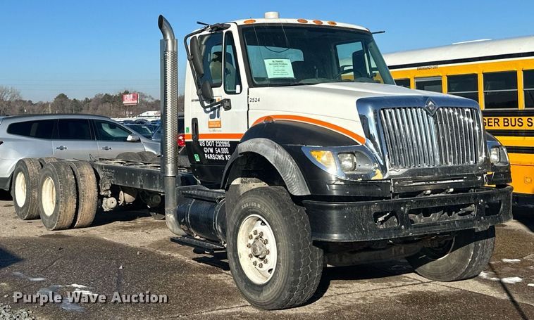 image for item LO9495 2004 International  7600 truck cab and chassis