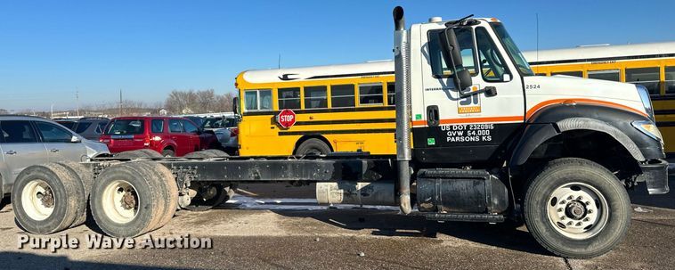 image for item LO9495 2004 International  7600 truck cab and chassis