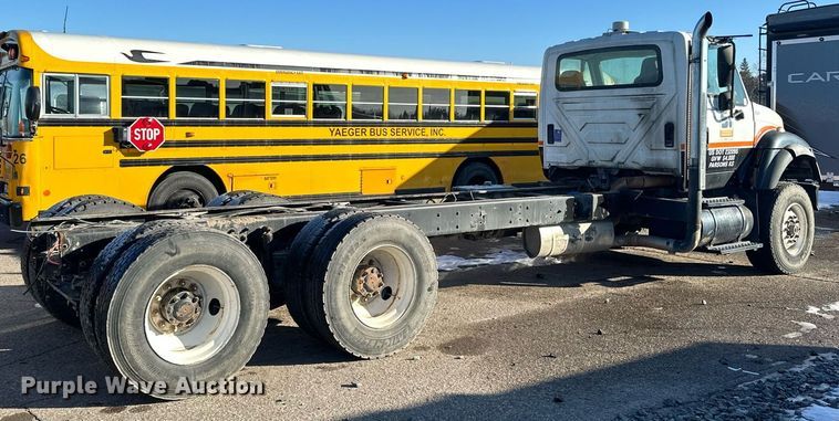 image for item LO9495 2004 International  7600 truck cab and chassis