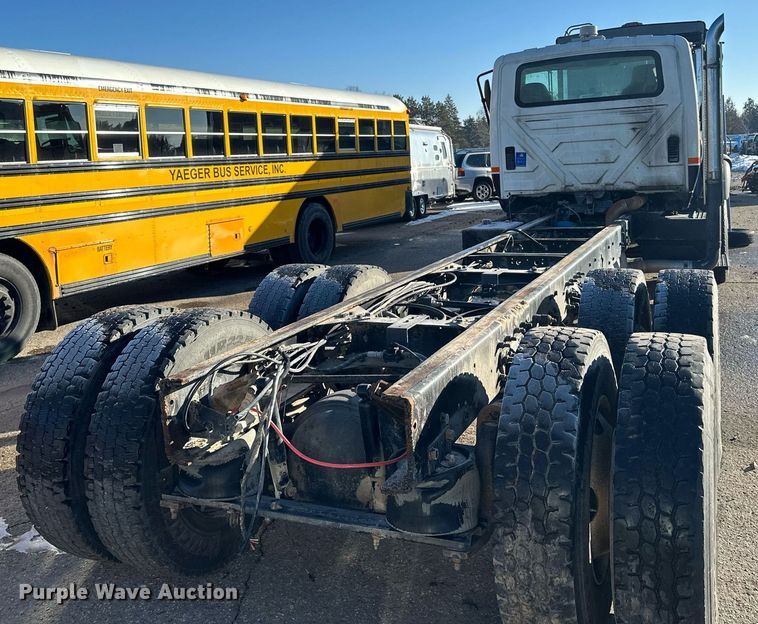 image for item LO9495 2004 International  7600 truck cab and chassis