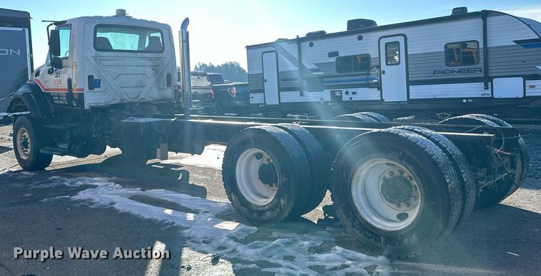 image for item LO9495 2004 International  7600 truck cab and chassis