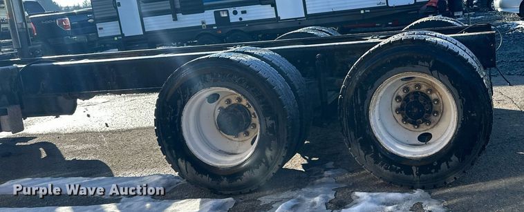 image for item LO9495 2004 International  7600 truck cab and chassis