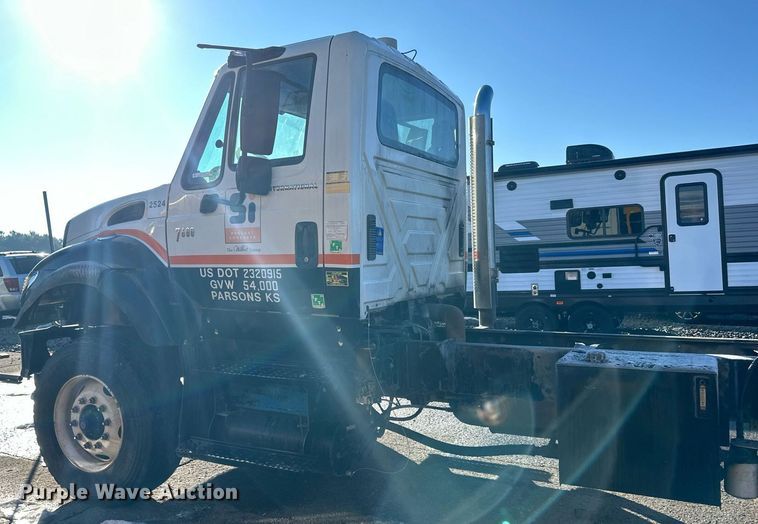 image for item LO9495 2004 International  7600 truck cab and chassis