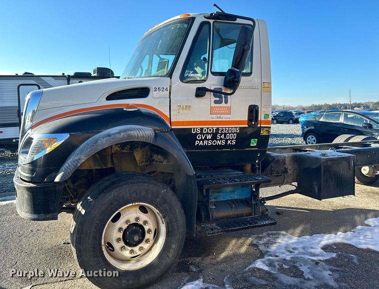 image for item LO9495 2004 International  7600 truck cab and chassis