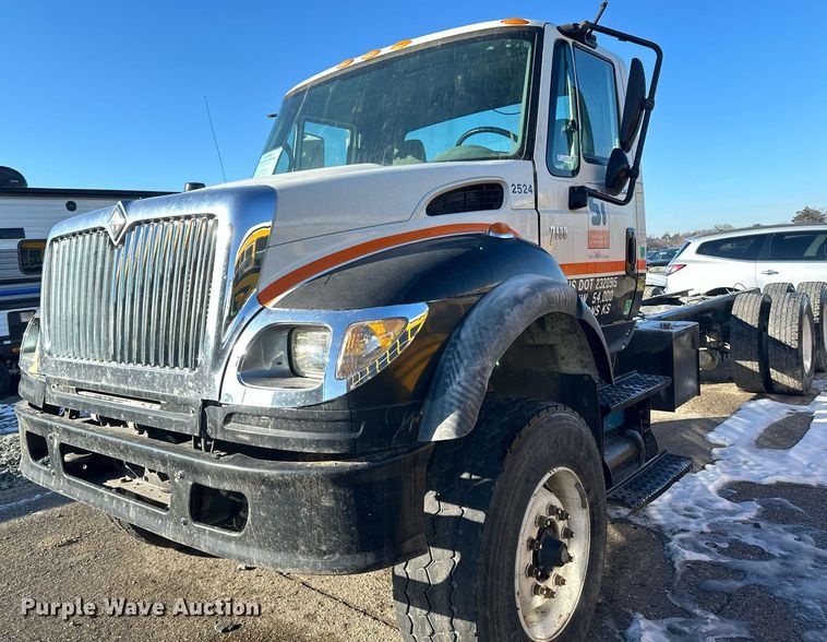 image for item LO9495 2004 International  7600 truck cab and chassis