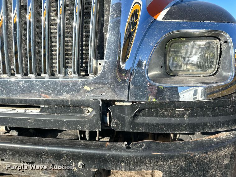 image for item LO9495 2004 International  7600 truck cab and chassis