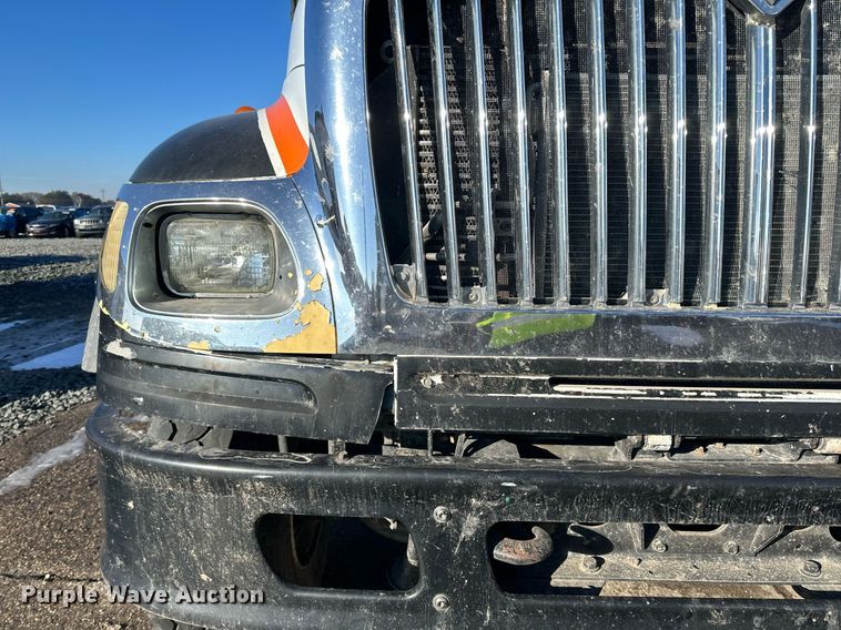 image for item LO9495 2004 International  7600 truck cab and chassis
