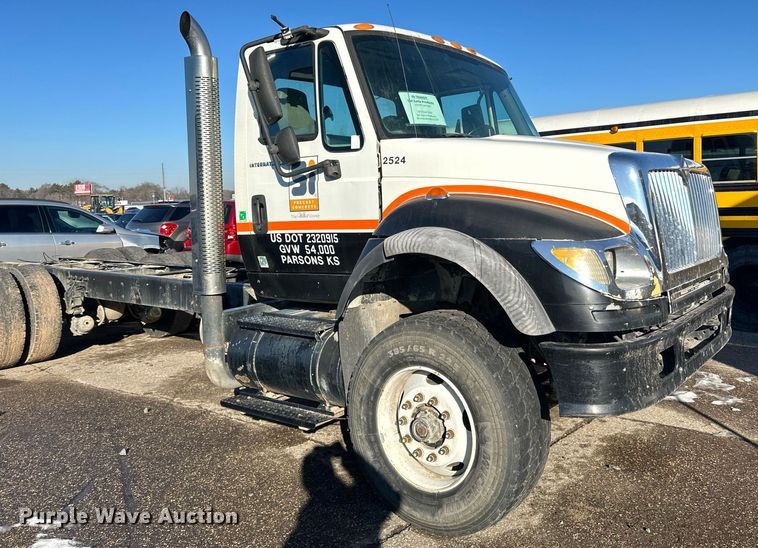 image for item LO9495 2004 International  7600 truck cab and chassis