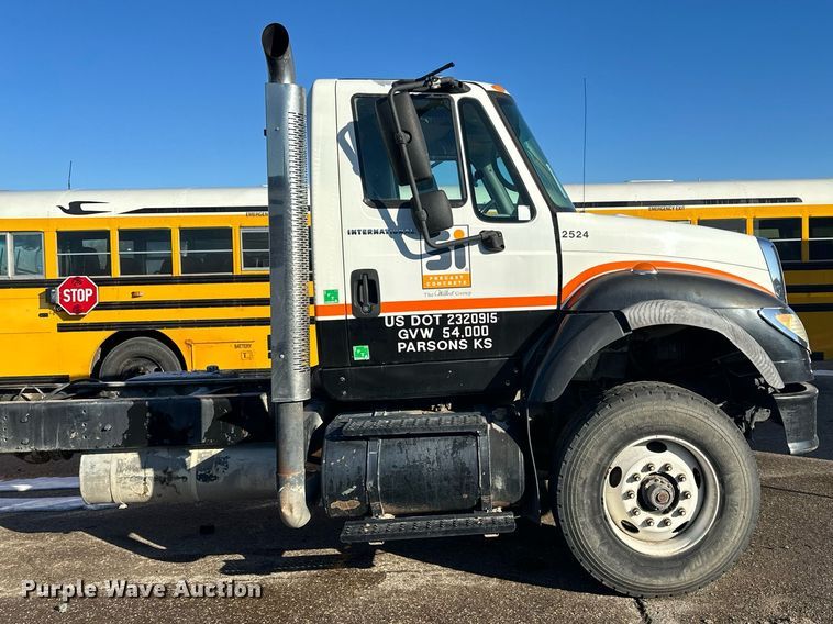 image for item LO9495 2004 International  7600 truck cab and chassis