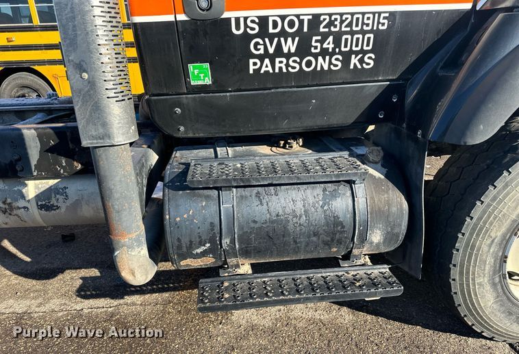 image for item LO9495 2004 International  7600 truck cab and chassis