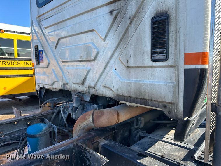 image for item LO9495 2004 International  7600 truck cab and chassis