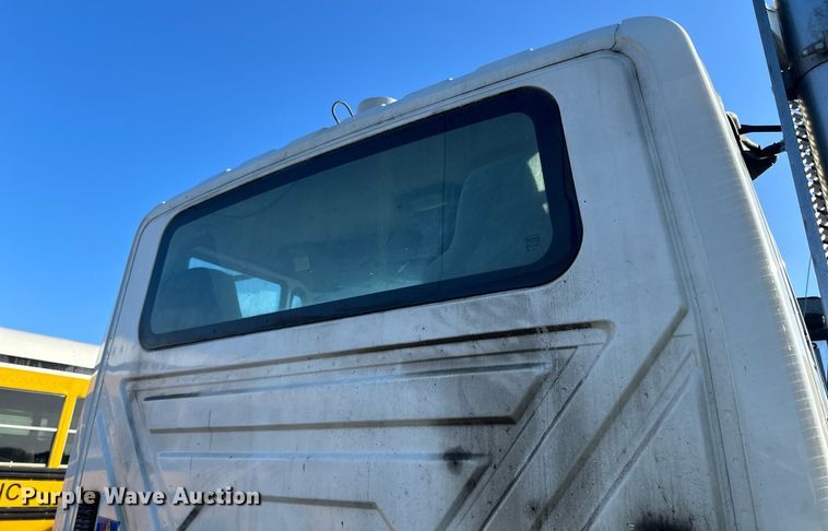 image for item LO9495 2004 International  7600 truck cab and chassis