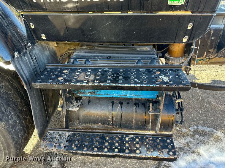 image for item LO9495 2004 International  7600 truck cab and chassis