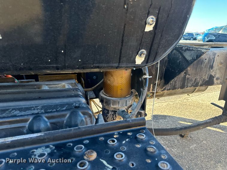 image for item LO9495 2004 International  7600 truck cab and chassis
