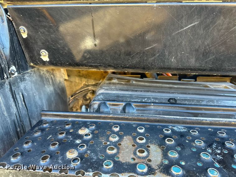 image for item LO9495 2004 International  7600 truck cab and chassis