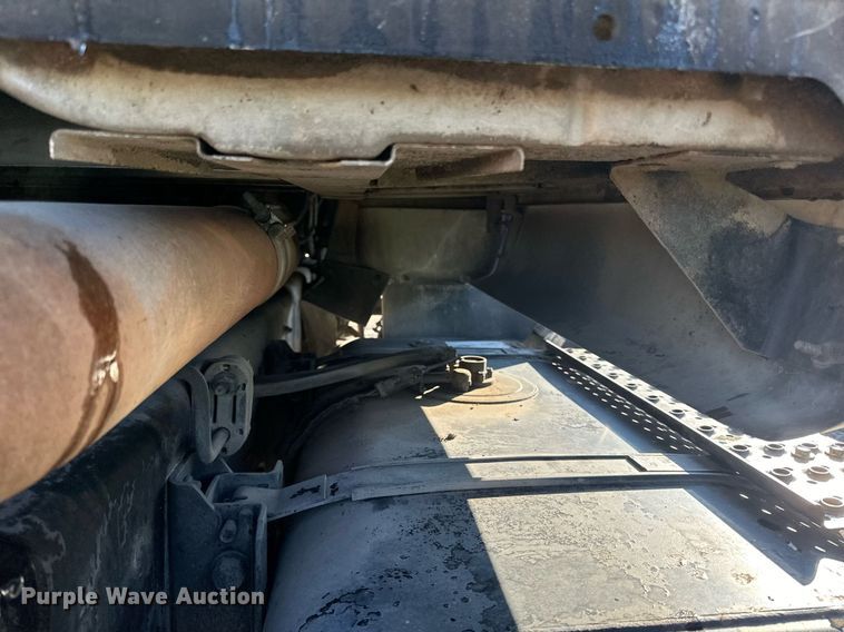 image for item LO9495 2004 International  7600 truck cab and chassis