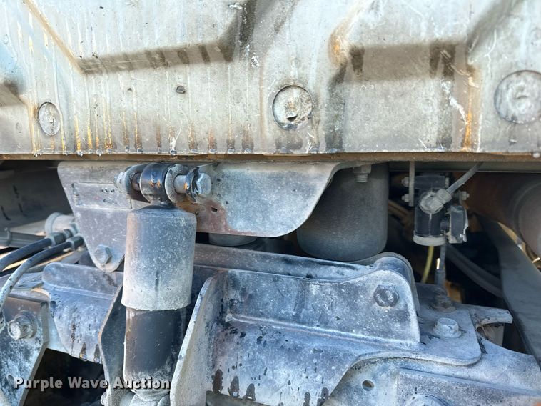 image for item LO9495 2004 International  7600 truck cab and chassis