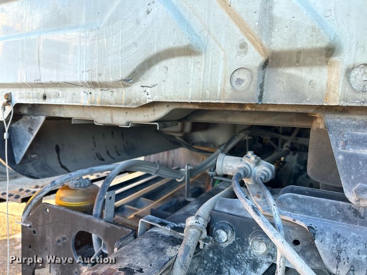 image for item LO9495 2004 International  7600 truck cab and chassis