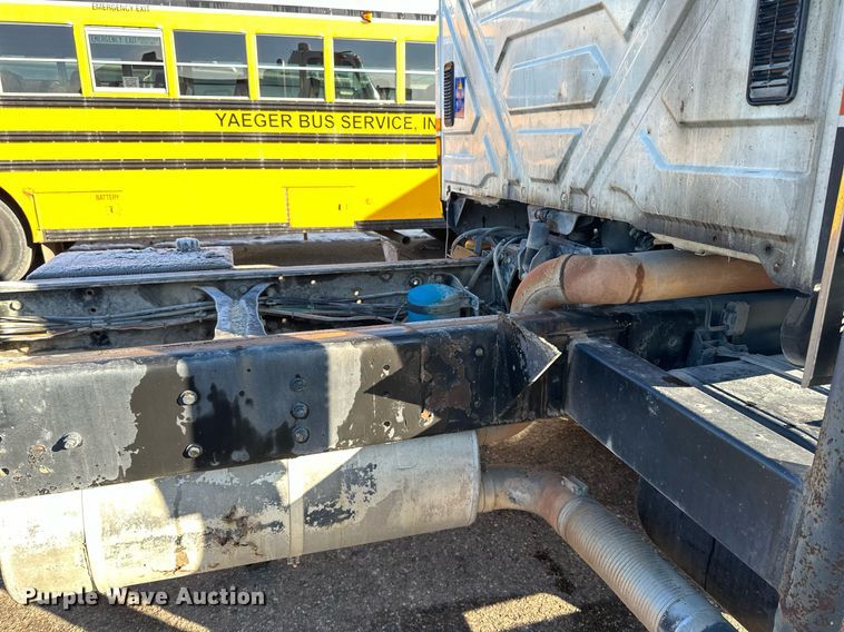 image for item LO9495 2004 International  7600 truck cab and chassis