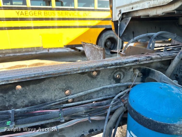 image for item LO9495 2004 International  7600 truck cab and chassis