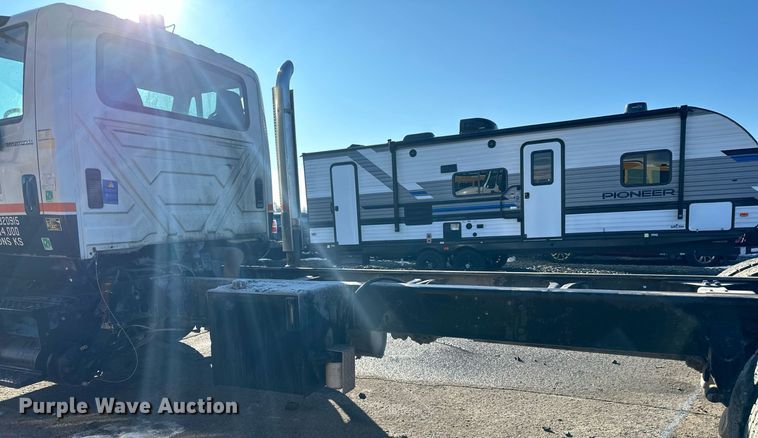 image for item LO9495 2004 International  7600 truck cab and chassis