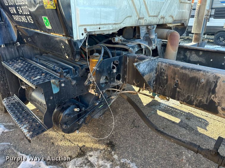 image for item LO9495 2004 International  7600 truck cab and chassis
