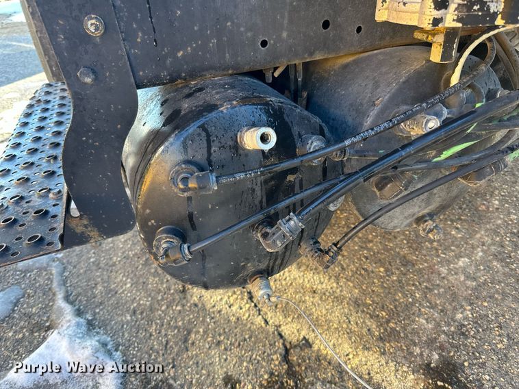 image for item LO9495 2004 International  7600 truck cab and chassis